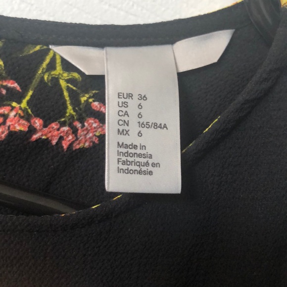 Black Flower dress with 3/4 sleeves - Picture 3 of 4